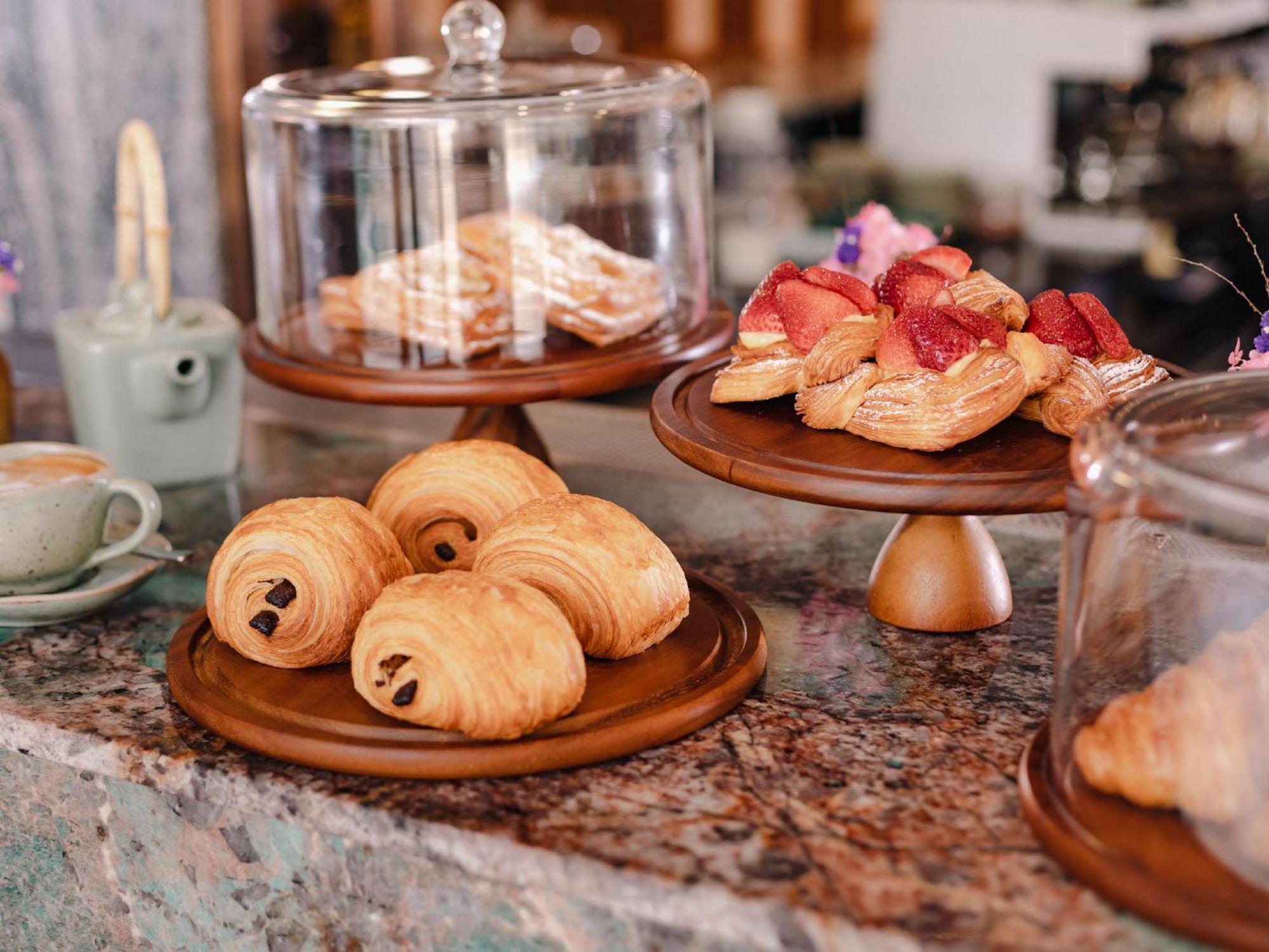 Nysa Hotel Bangkok Sukhumvit 11 Ngoại thất bức ảnh Pastries at a café
