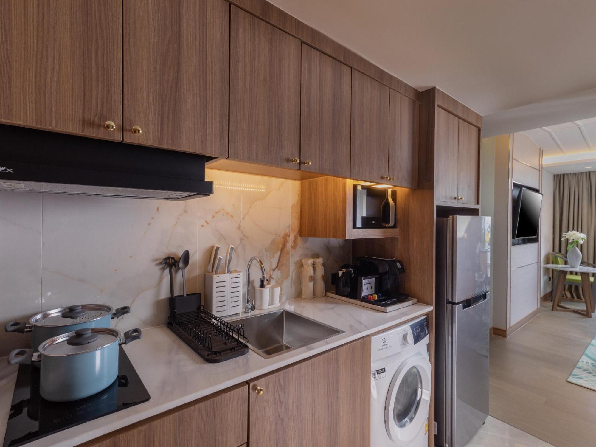 Nysa Hotel Bangkok Sukhumvit 11 Ngoại thất bức ảnh A kitchen in a serviced apartment