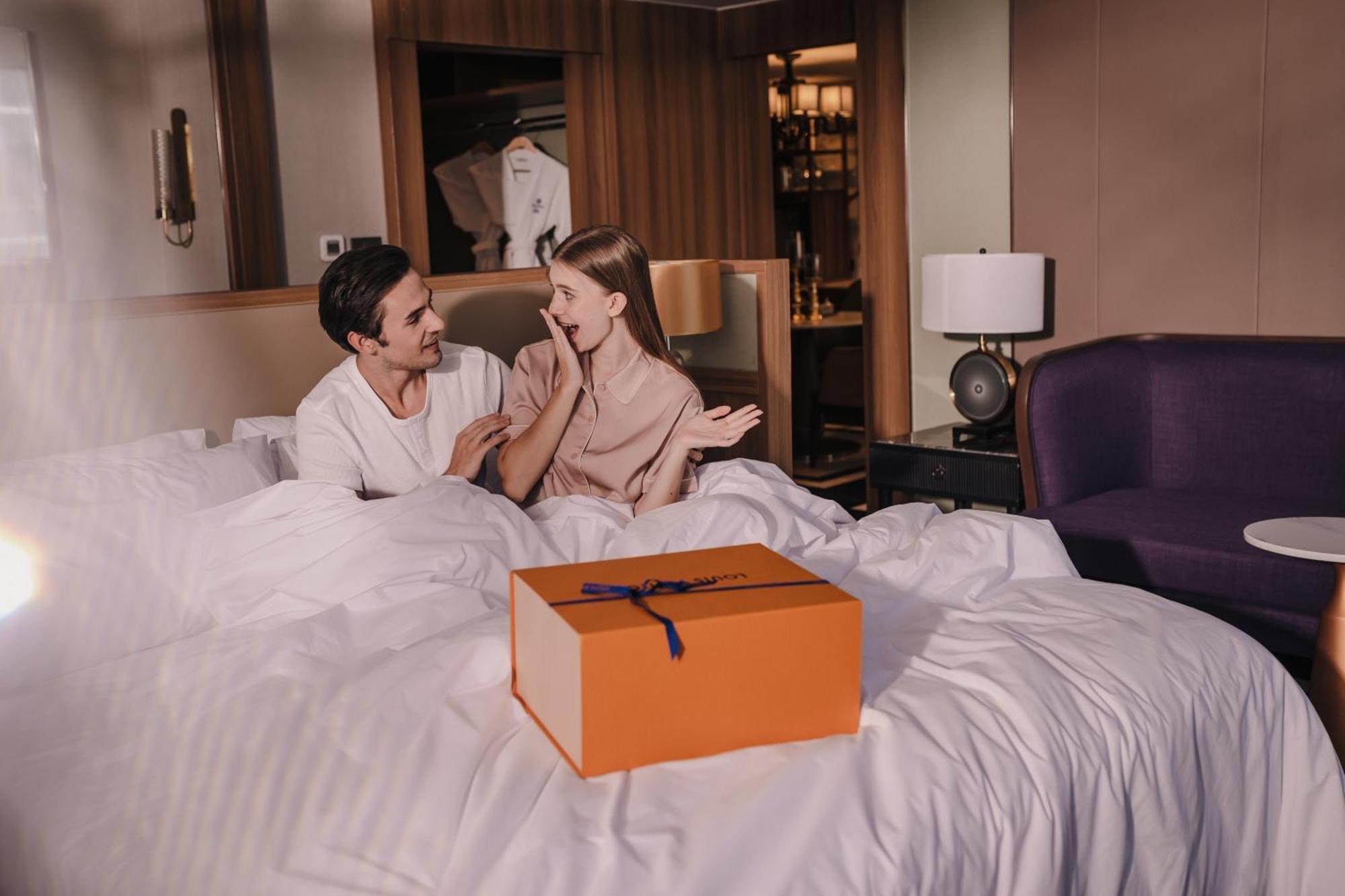 Nysa Hotel Bangkok Sukhumvit 11 Ngoại thất bức ảnh A couple opening a present