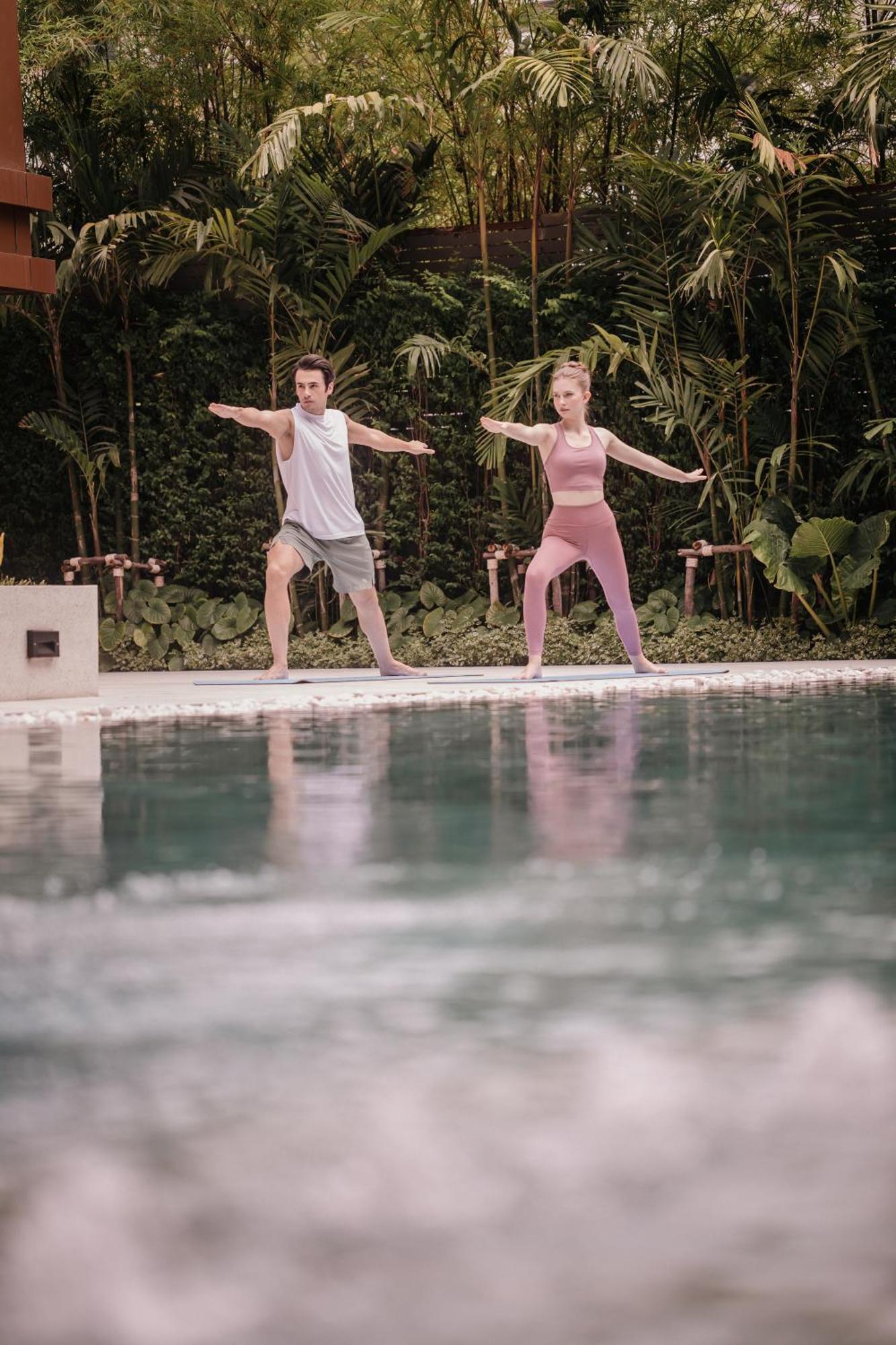 Nysa Hotel Bangkok Sukhumvit 11 Ngoại thất bức ảnh A couple practicing yoga