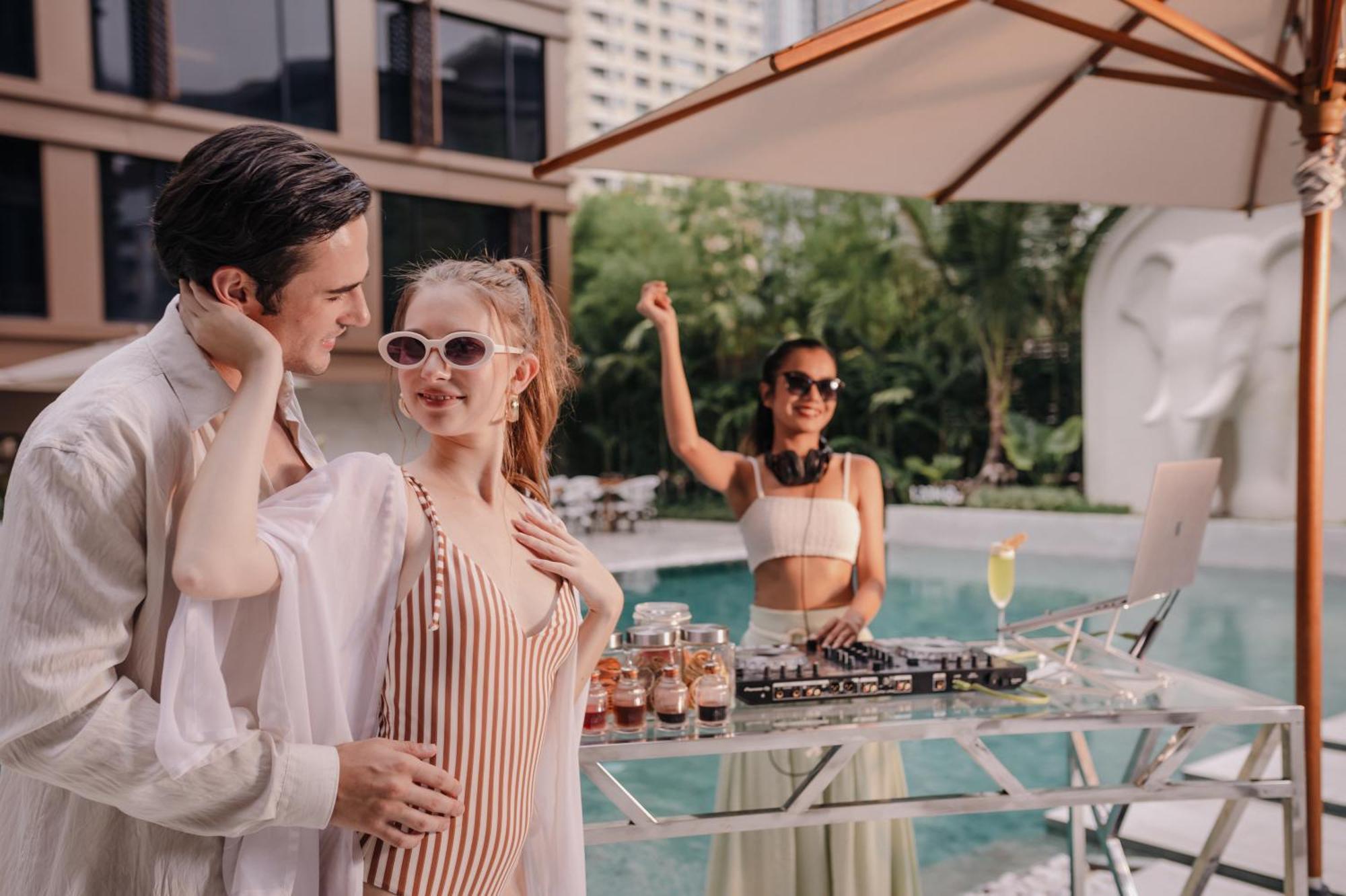 Nysa Hotel Bangkok Sukhumvit 11 Ngoại thất bức ảnh The Pool Club
