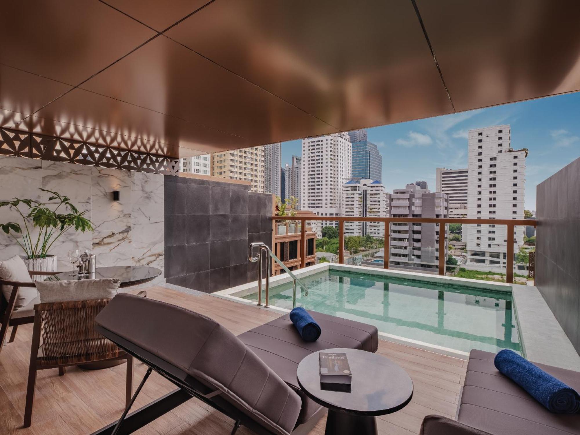 Nysa Hotel Bangkok Sukhumvit 11 Ngoại thất bức ảnh The hotel's rooftop pool