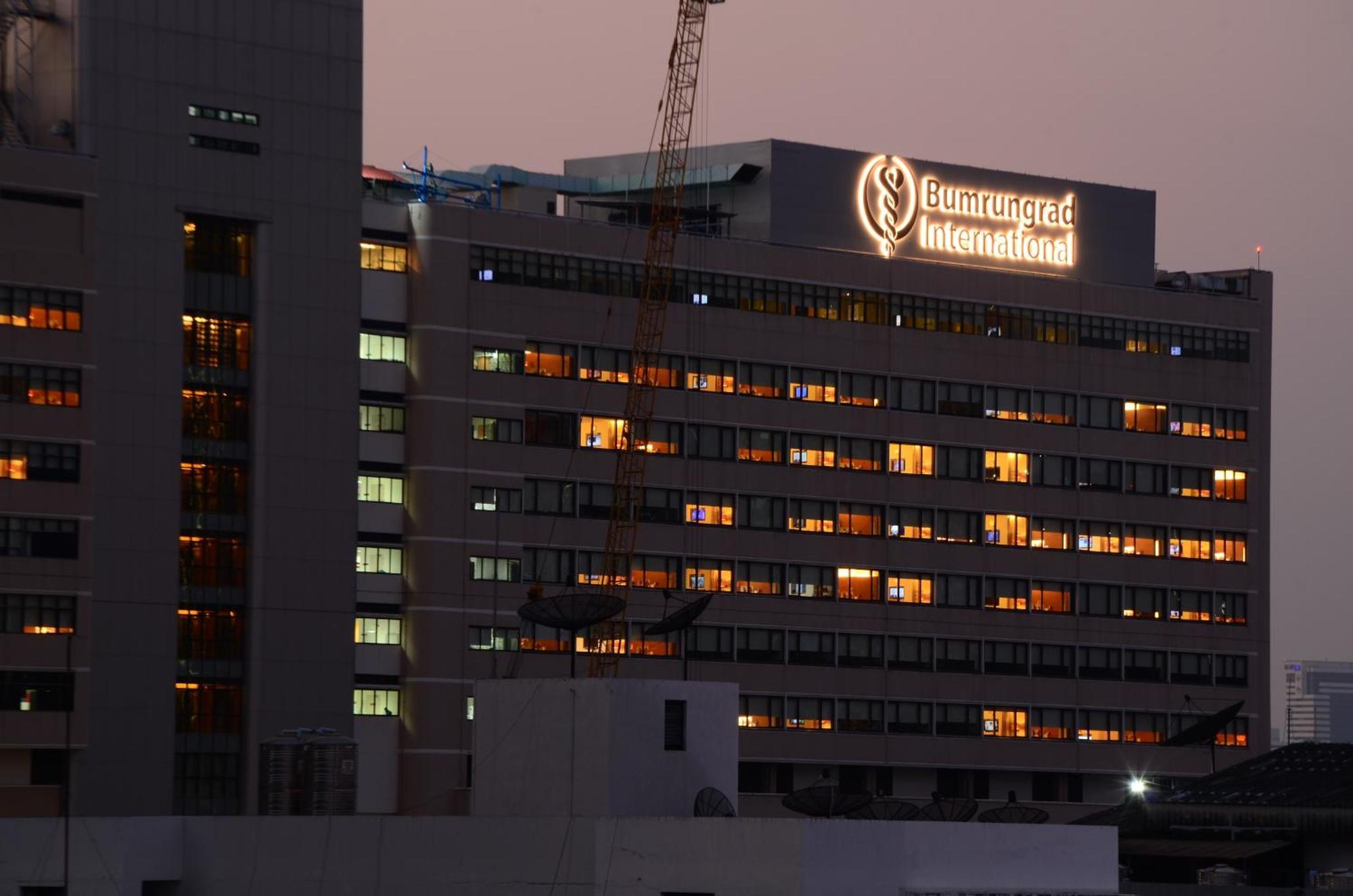 Nysa Hotel Bangkok Sukhumvit 11 Ngoại thất bức ảnh Bumrungrad International Hospital