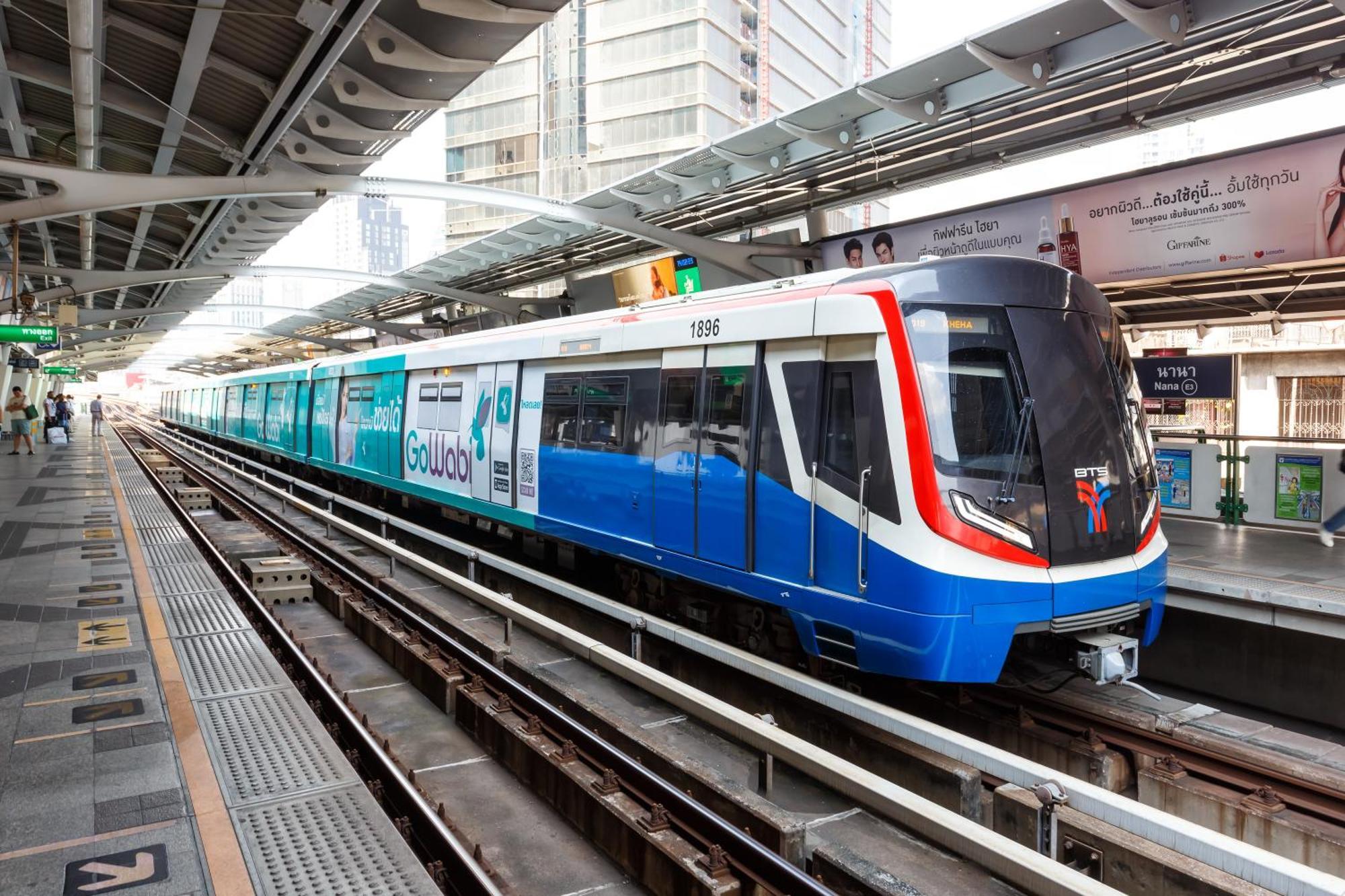 Nysa Hotel Bangkok Sukhumvit 11 Ngoại thất bức ảnh A Blue Line train at Huai Khrai